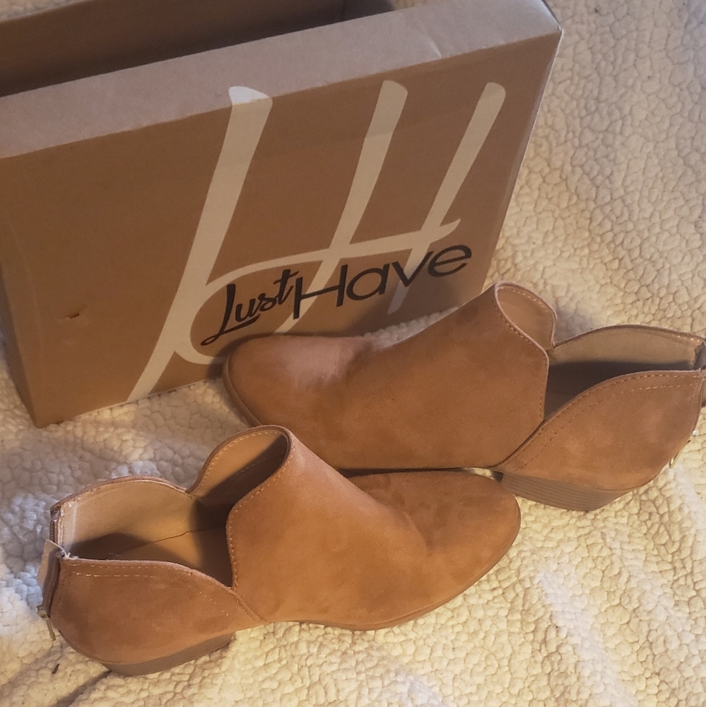 NWOT LustHave Sz 8.5 Madeline Chamois Booties in a Reddish Light Brown